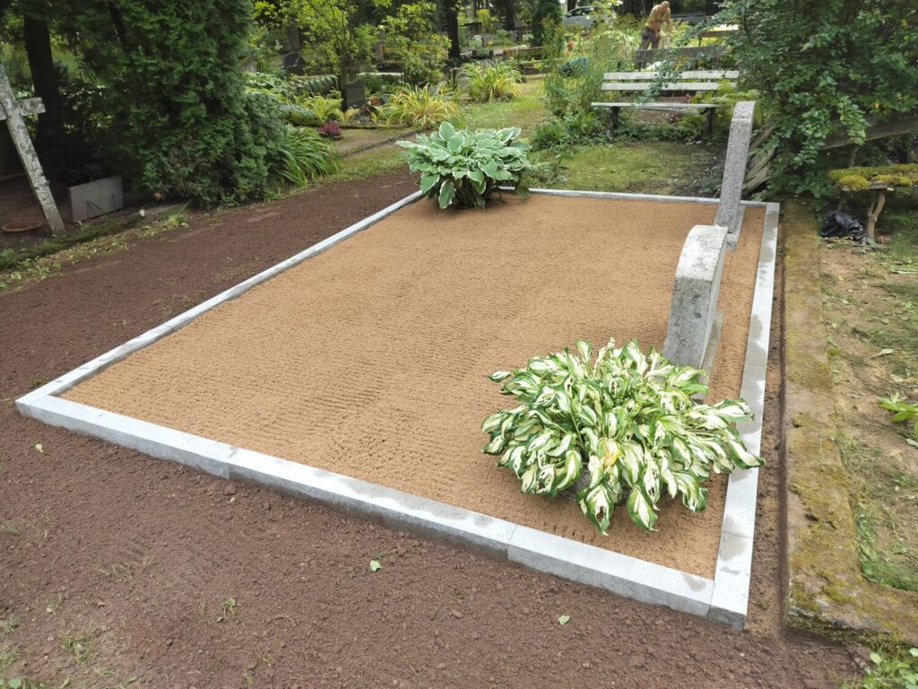 Liivaga katmine Tartus Pauluse kalmistul, äärekividest hauapiire