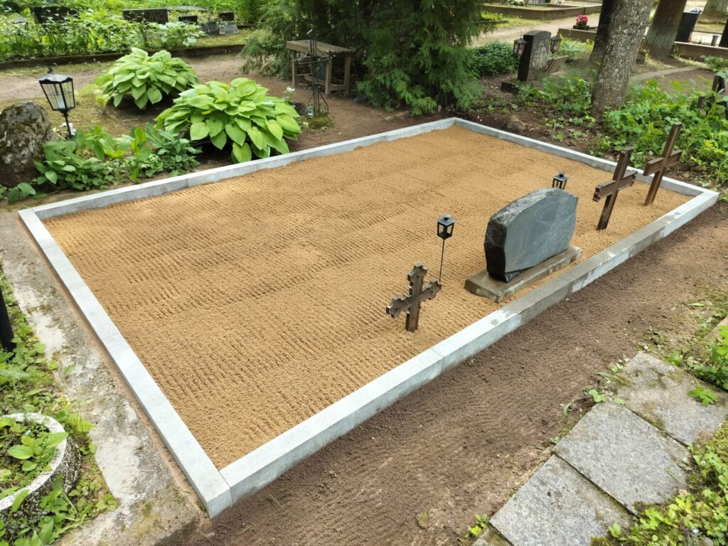 Hauapiirde ehitamine äärekividest, liivaga katmine Tartus Raadi kalmistul