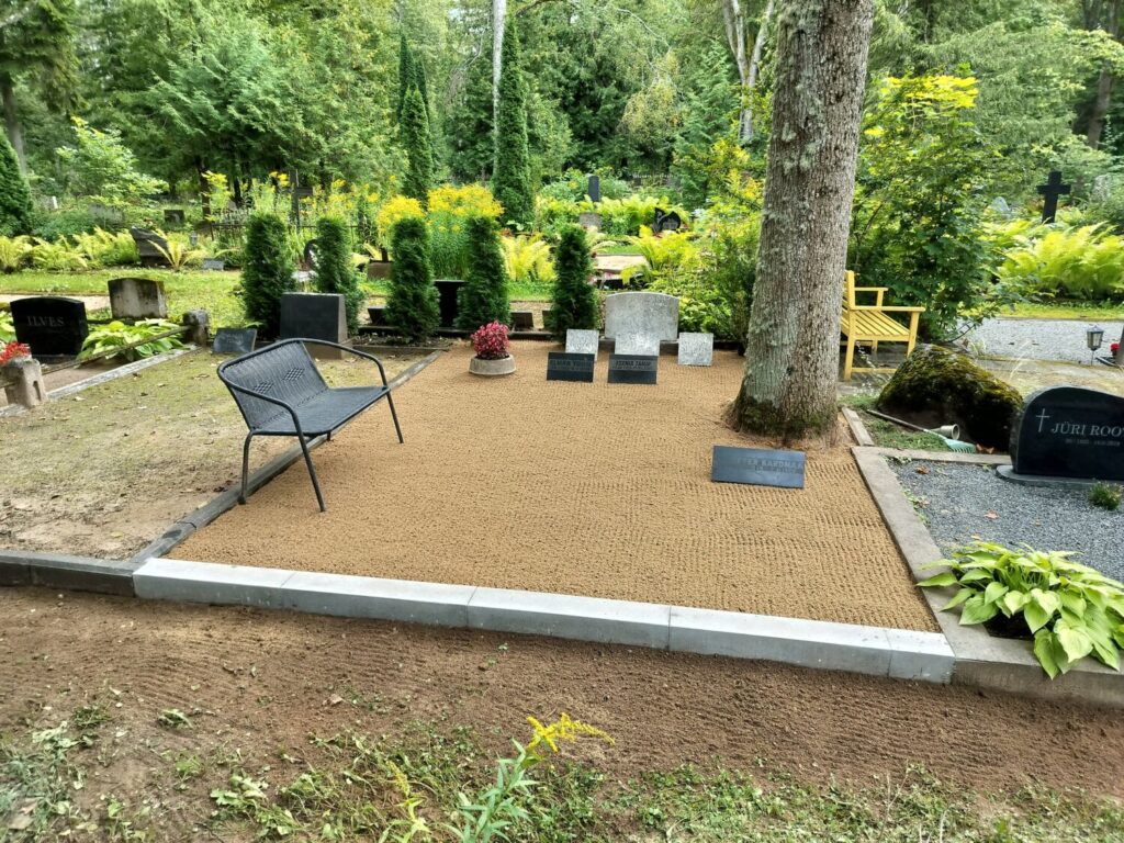 Liivaga katmine Tartus Raadi kalmistul