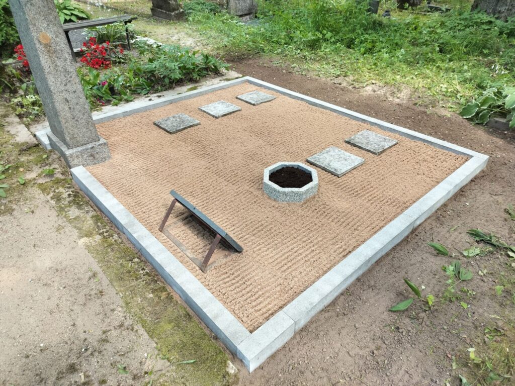 Hauaplatsi hooldus Tartu kalmistul, liivaga katmine